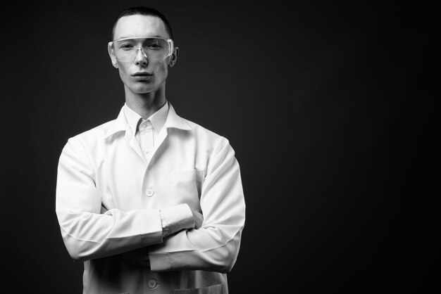 Portrét servisnej manažérky, profesionálny pohľad, čiernobiely štýl