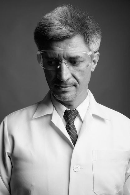 Portrét diagnostického špecialistu, profesionálny detail, čiernobiely štýl