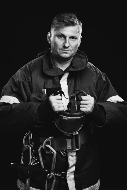 Portrét vedúceho mechanika, profesionálny vzhľad, čiernobiely detail