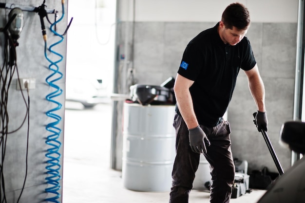 Tím mechanikov pri práci, moderná dielňa, profesionálne vybavenie, čisté prostredie