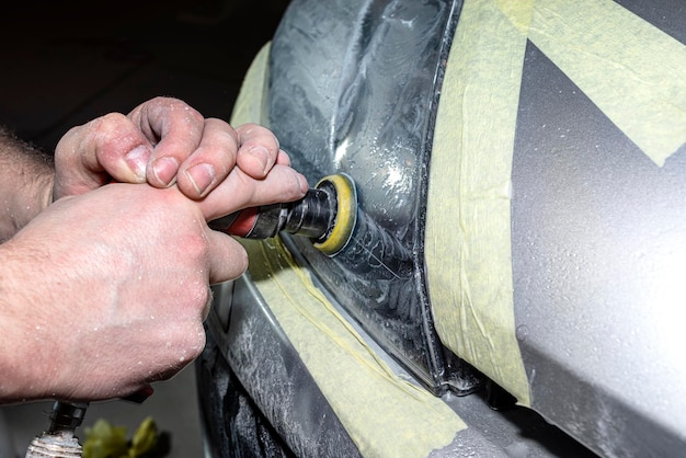 Karosár a lakýrnik, odborník na opravu vozidiel, detailná práca