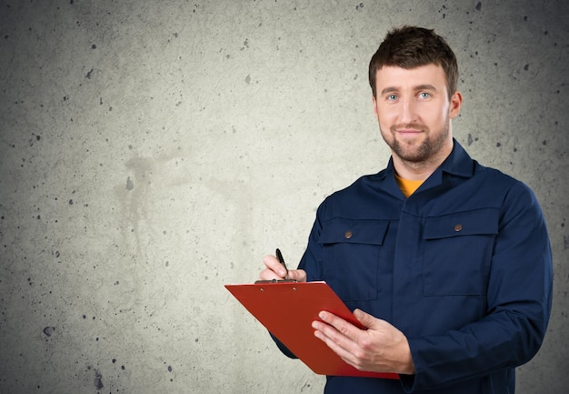 Portrét profesionálneho automechanika, odborník s certifikáciou, servisný technik